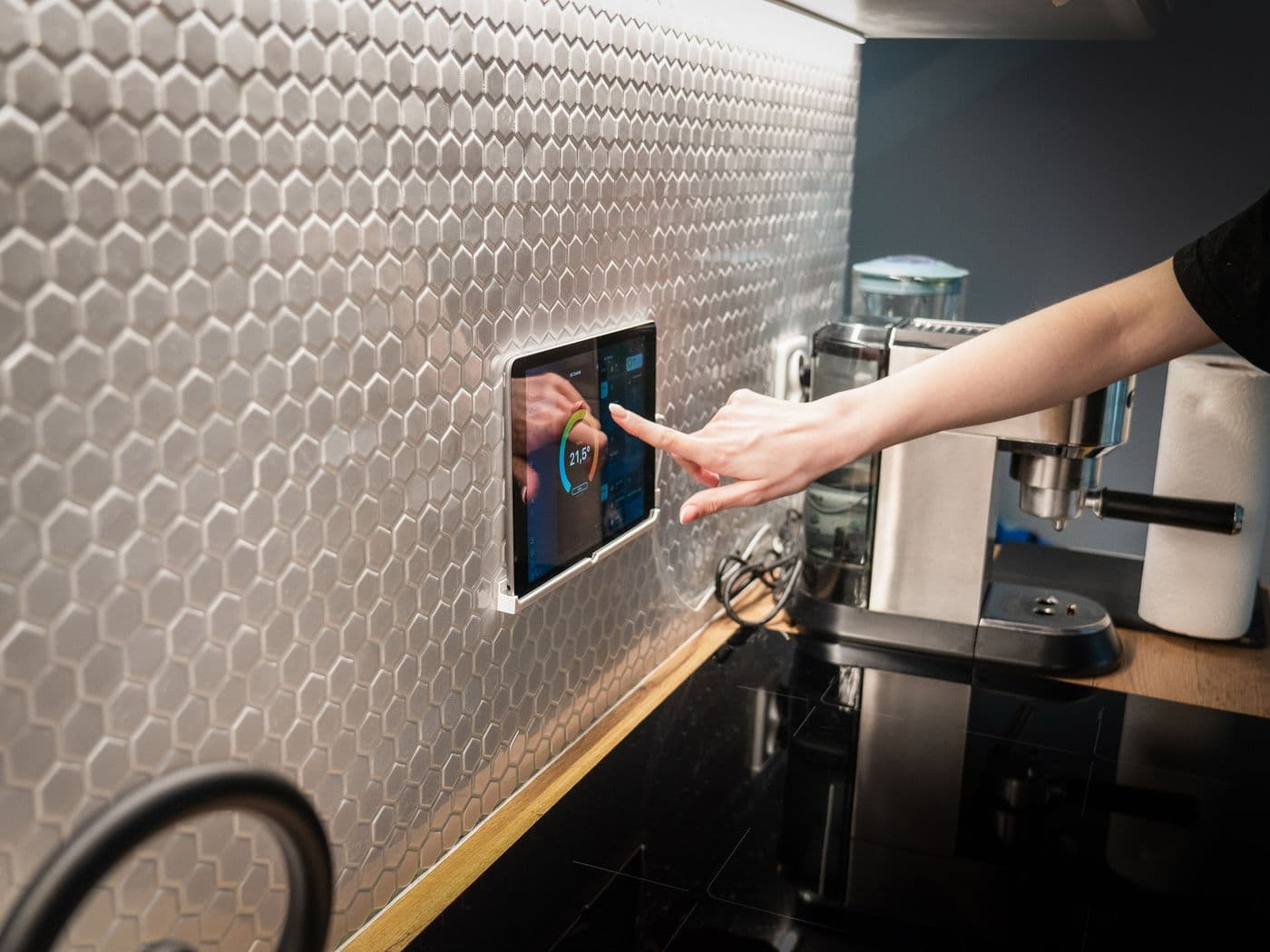Painel de casa inteligente controlando iluminação e ambiente
