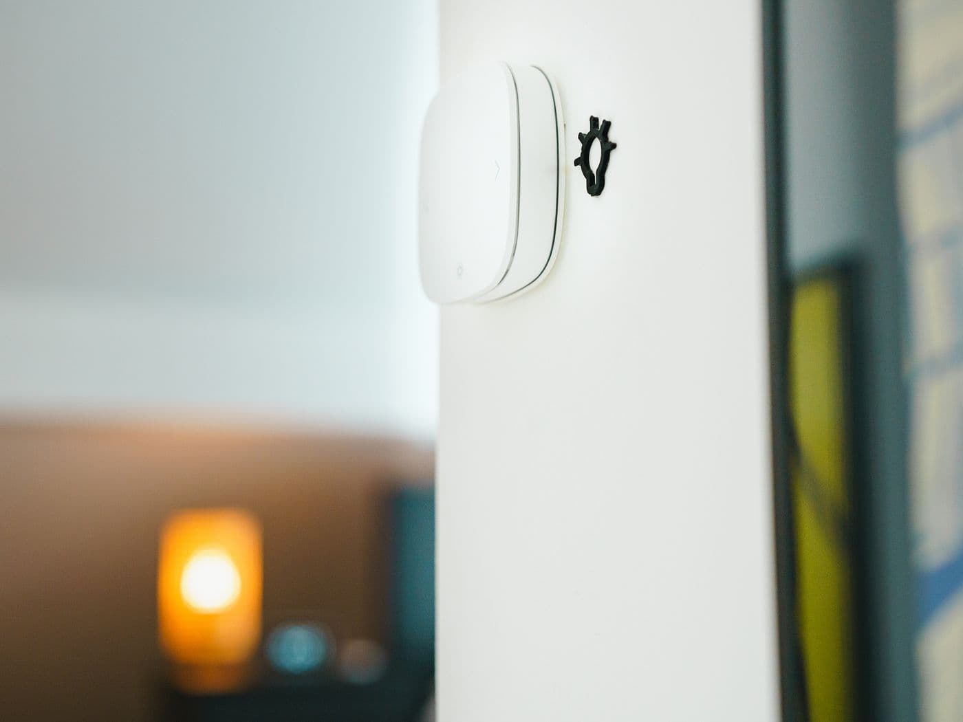 Interruptor inteligente instalado na parede pela equipe Kyron
